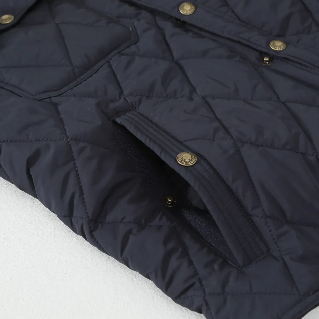 P370 #59 Ralph Lauren classic rhombus quilted cotton jacket for men and women. Inspired by retro workwear, it blends with contemporary British style. The imported machine-pressed rhombus quilting is accurately aligned, and the three-dimensional H-shaped tailoring is neat and slim. It is not bulky when layered in autumn and winter, and still maintains a light style.  Texture is reflected in the details: customized metal buckles, corduroy lapels, breathable eyelets under the arms, and slits on the hem, all replicating the brand's high-end genes. All excipients are standardized!  Five colors to choose from: black/khaki/brown/green/navy blue, easy to switch between commuting, leisure, and travel occasions. Function and appearance coexist: 37.5°C temperature control black technology, breathable and moisture-proof, anti-slip cotton patented fabric, temperature-locking, soft and waxy, durable and stylish. A retro warm-keeping item that can handle low temperatures calmly. The details are all made of craftsmanship, and the style has no limits. It has a classy look that will turn heads.  Color: Khaki Black Navy Green Brown Size: S M L